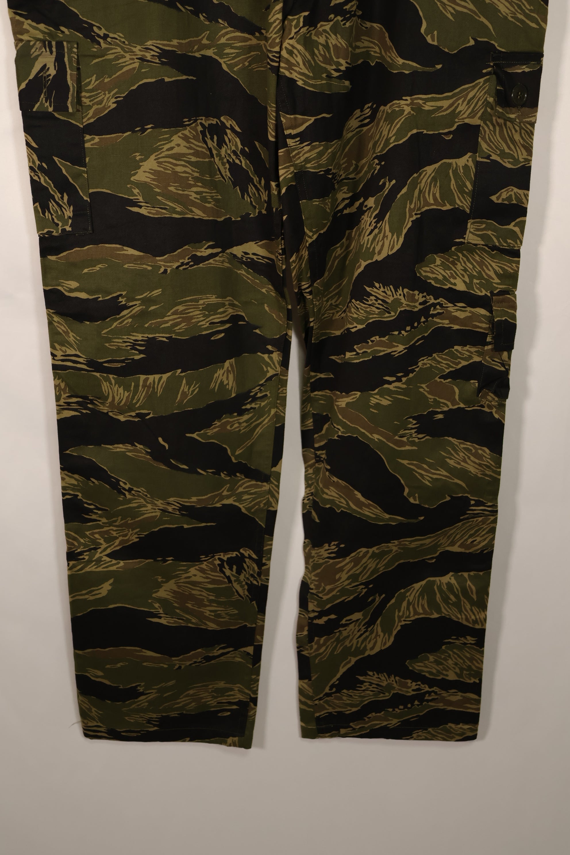 Real deadstock Okinawa Tiger Tiger Stripe Pants US-L in mint condition